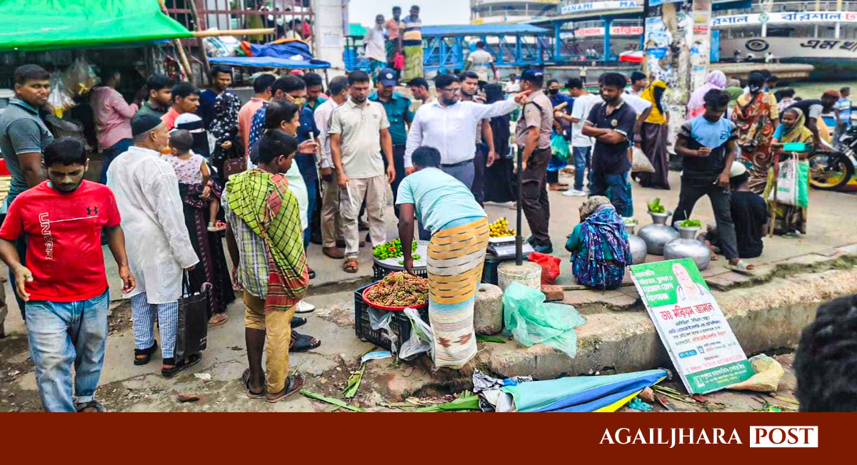 বরিশালে ফুটপাতে দখল করে ব্যবসা, ৪ ব্যবসায়ীকে জরিমানা