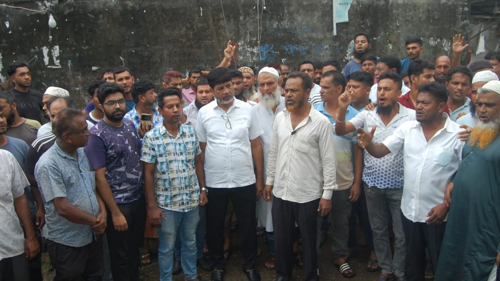 বরিশালে স্বেচ্ছাসেবক দল নেতার চাঁদাবাজি, আড়তদারদের আলটিমেটাম