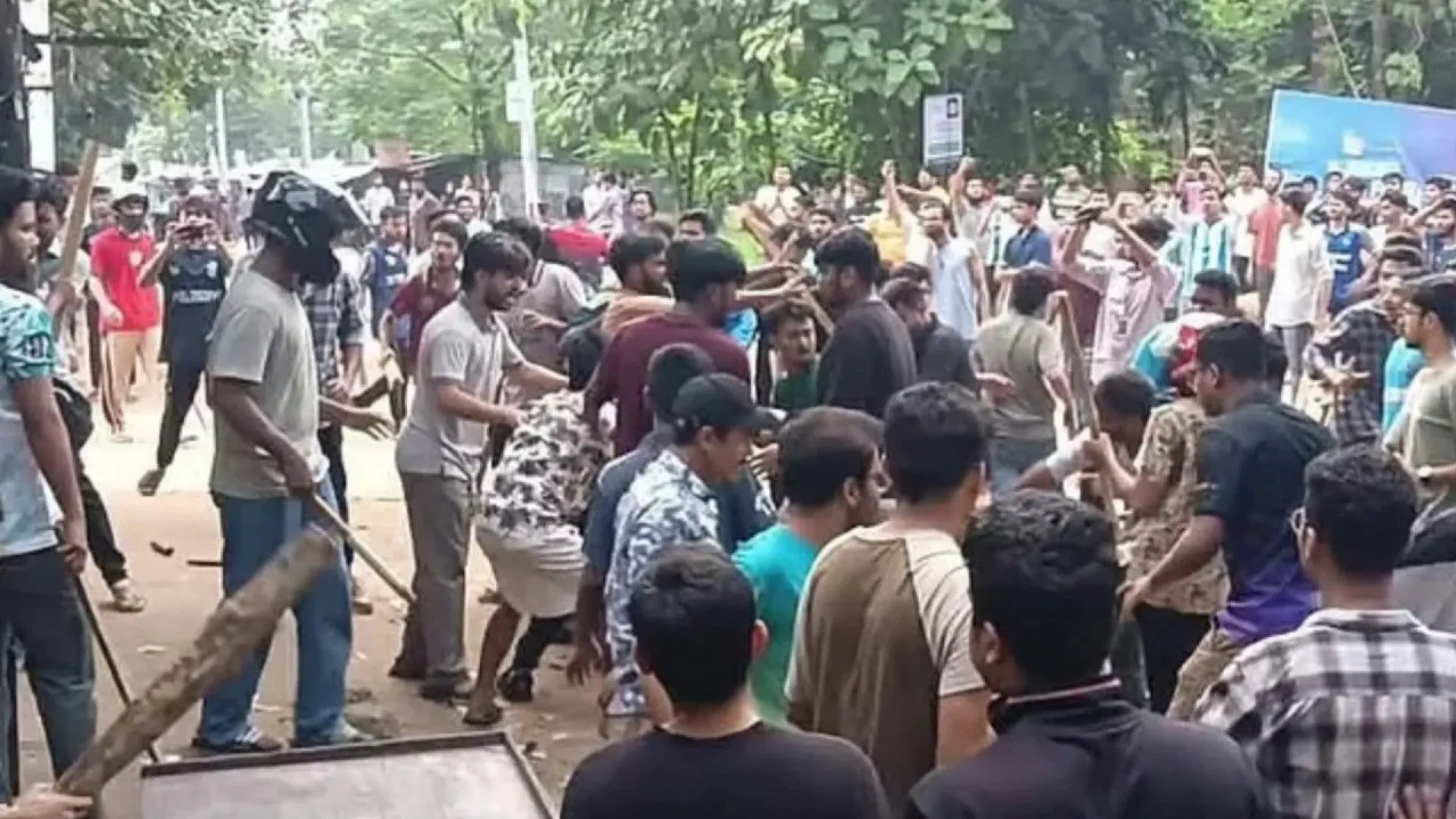 দোকান সংক্রান্ত বিরোধে জাবির দুই হলের শিক্ষার্থীদের সংঘর্ষ, আহত ৯