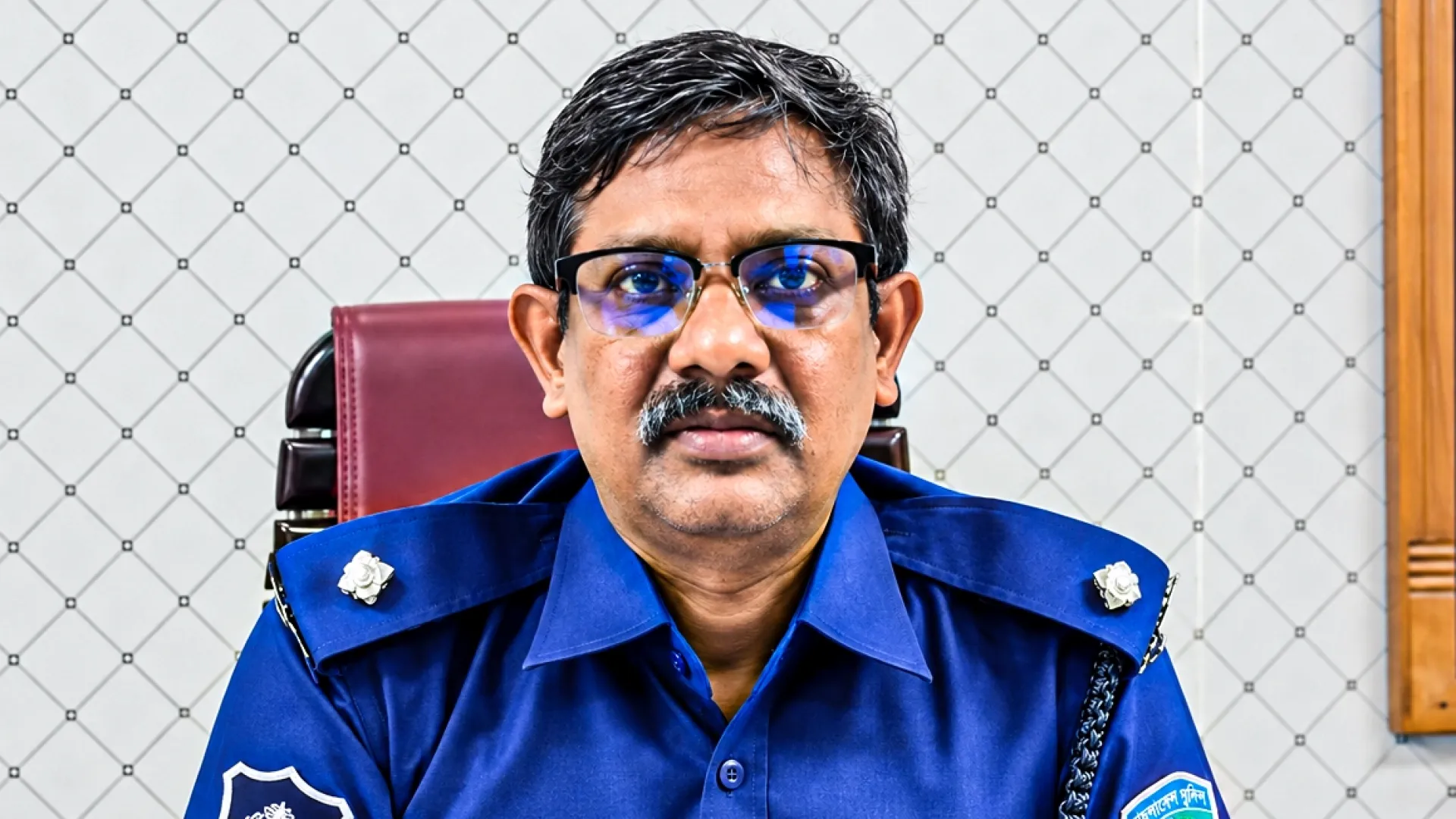 আগৈলঝাড়ায় মাদকের বিরুদ্ধে ওসির হুঁশিয়ারি: ‘হয় আমি থাকব, নয় মাদক থাকবে’