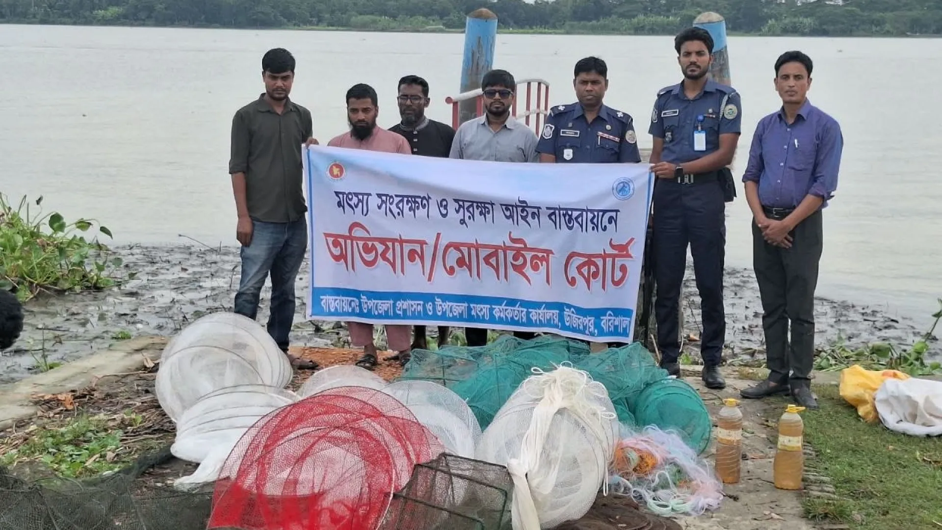 উজিরপুরে ৪ লাখ ৯ হাজার টাকার অবৈধ জাল পুড়িয়ে ধ্বংস