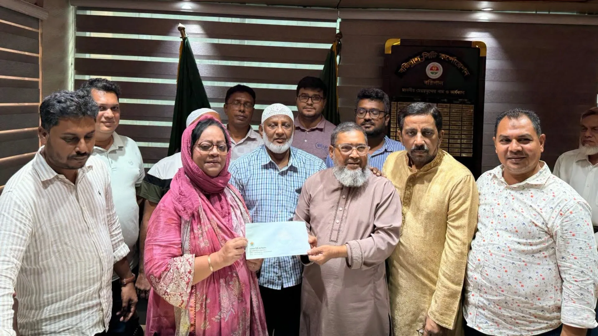 বরিশাল প্রেসক্লাবের কল্যাণ তহবিলে নিজের সম্মানীর অর্থ প্রদান করলেন নগর প্রশাসক