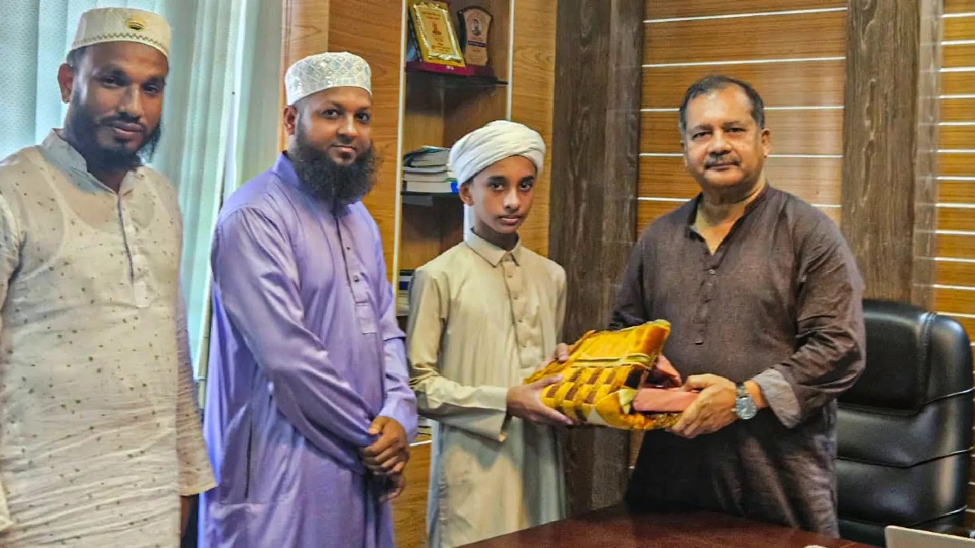 আগৈলঝাড়ায় ৭৩ দিনে কোরআনের হাফেজ, বিস্ময়বালক মুসাঈবকে সম্মাননা দিলেন জহির উদ্দিন স্বপন